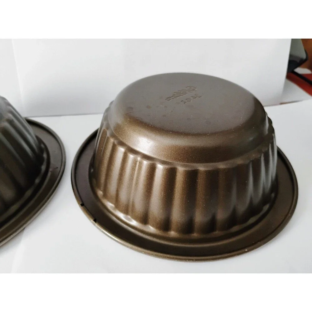 Two Wilton Oven to Table 24 oz Round Baking Pans Fluted Nonstick Casserole Lot